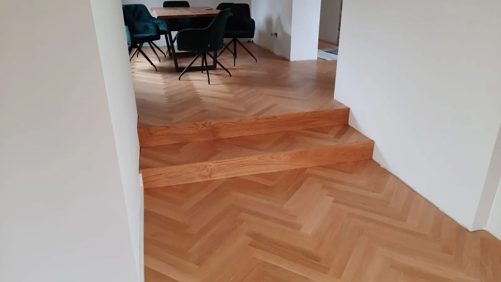 Holzboden mit Fischgraetmuster