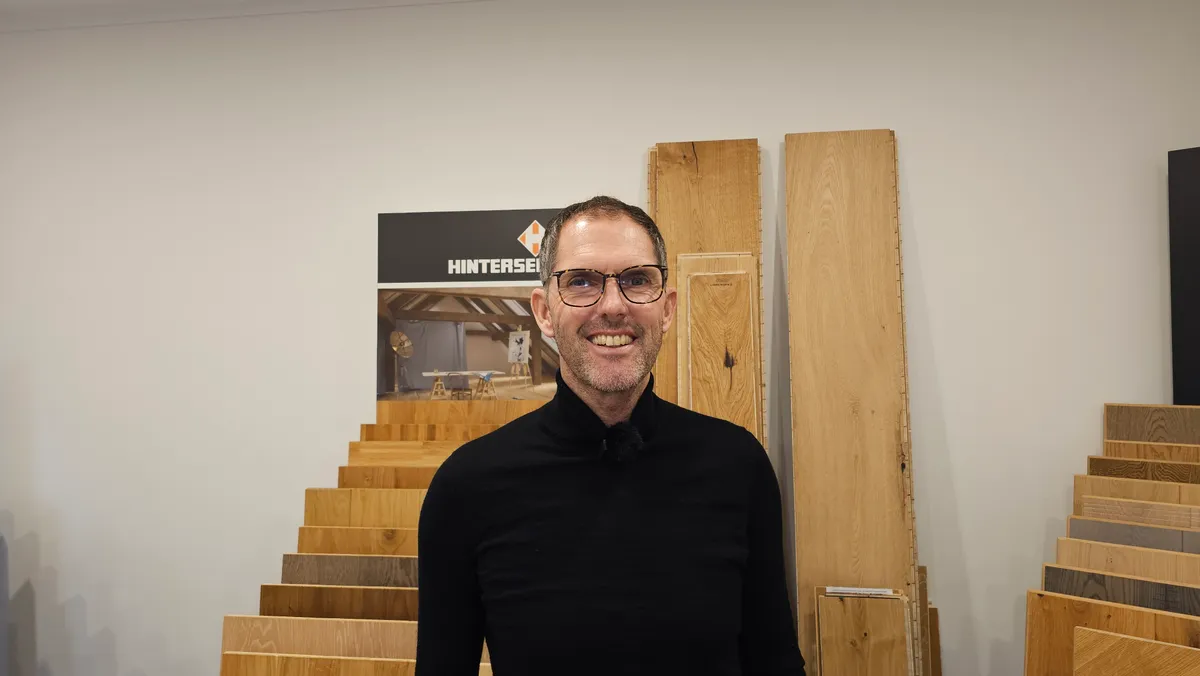 Andre Ruschitzka in seiner Ausstellung in Hohne — Musterbretter im Hintergrund