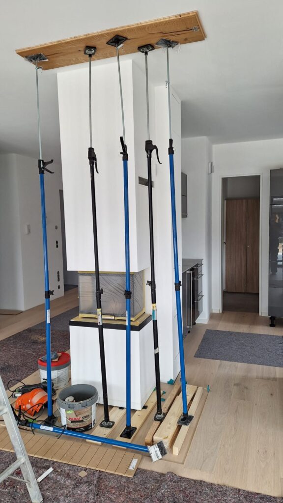 Deckenstützen und Hilfskonstruktion zum exakten Ausrichten für den passgenauen Ausschnitt im Parkett.